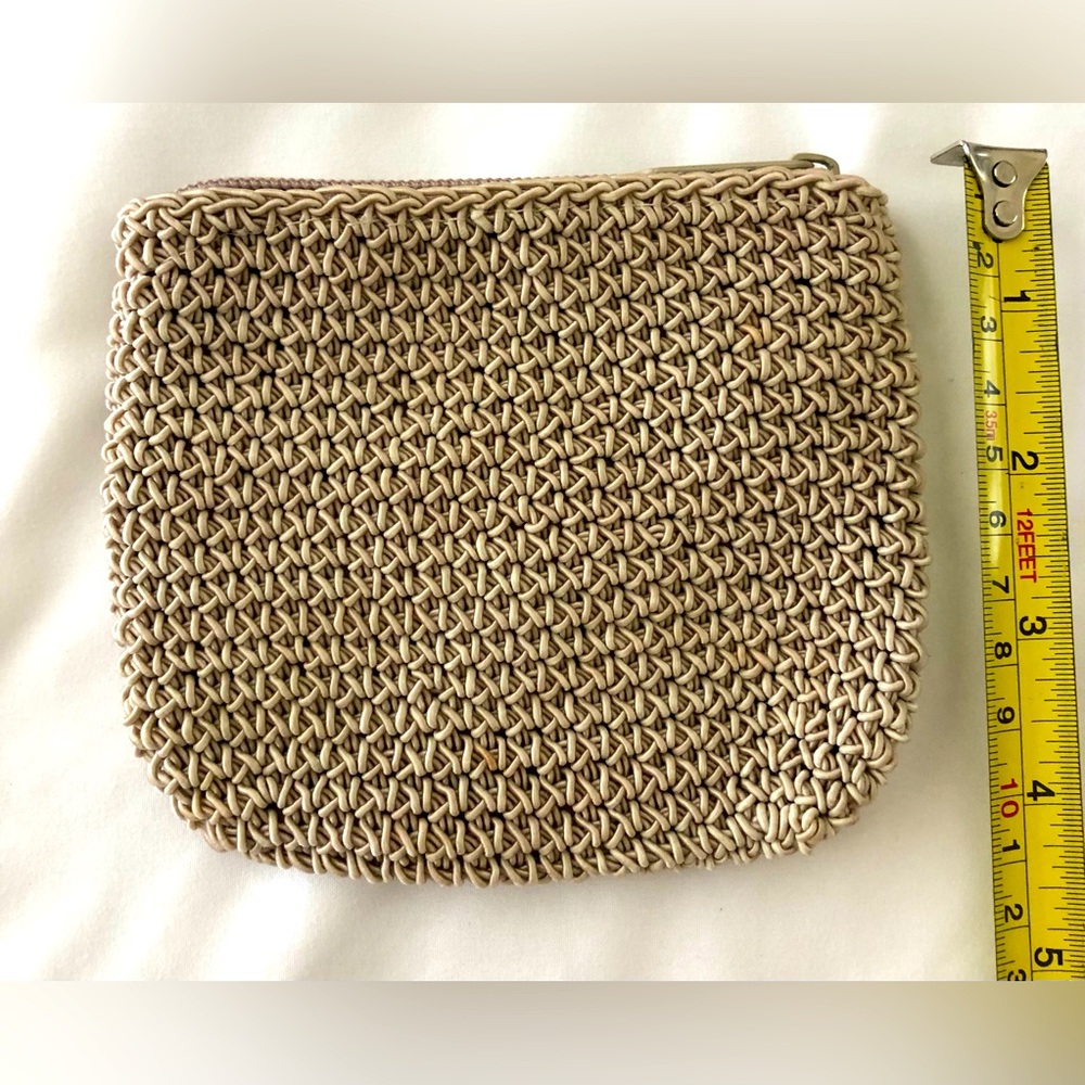 EUC 90’s tan fully lined crochet change/id/card zip closure purse. - Picture 2 of 4